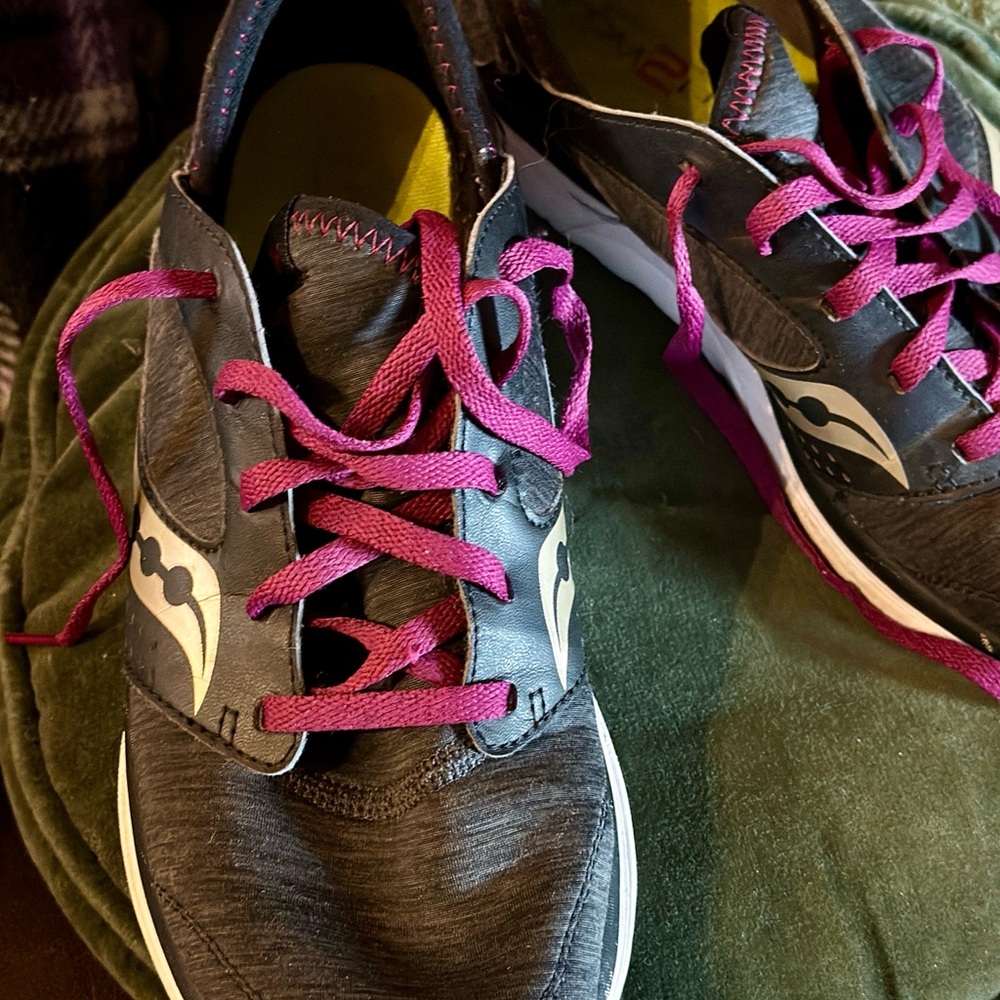 Saucony Kineta Relay Women's Running Shoe Heatherer Gray/Purple Laced - Picture 3 of 6
